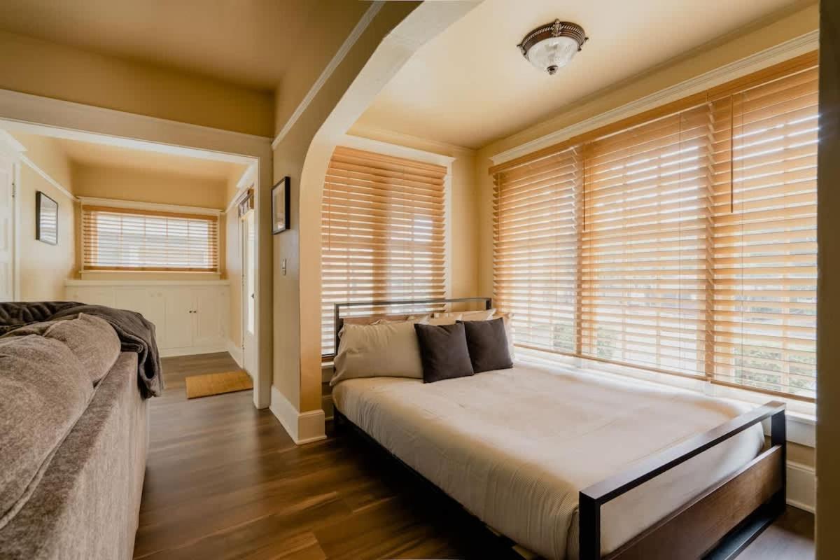 Collection - Heart Of Portland! Newly Remodeled, 99 Walk Score Holiday home Portland